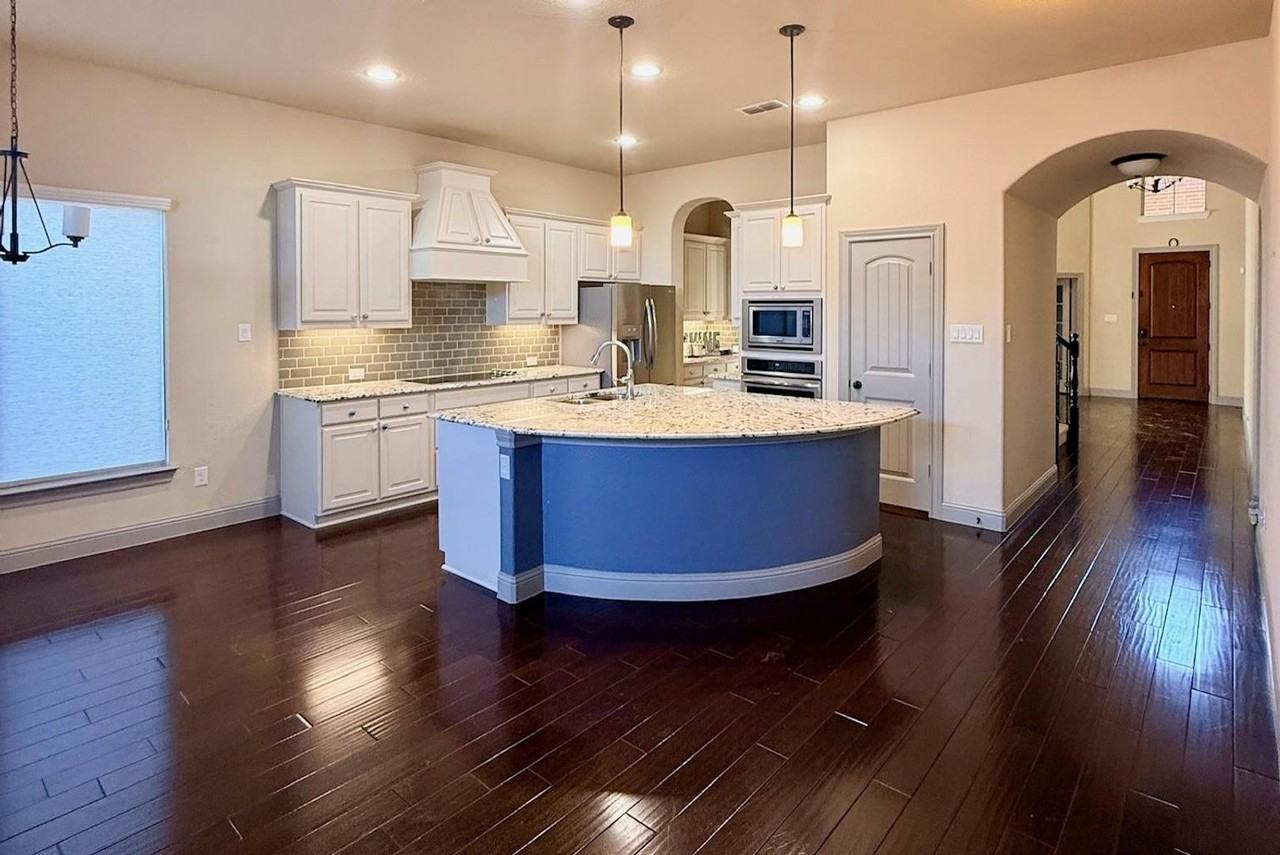 811 Bandelier Ln - Photo 2 of 25