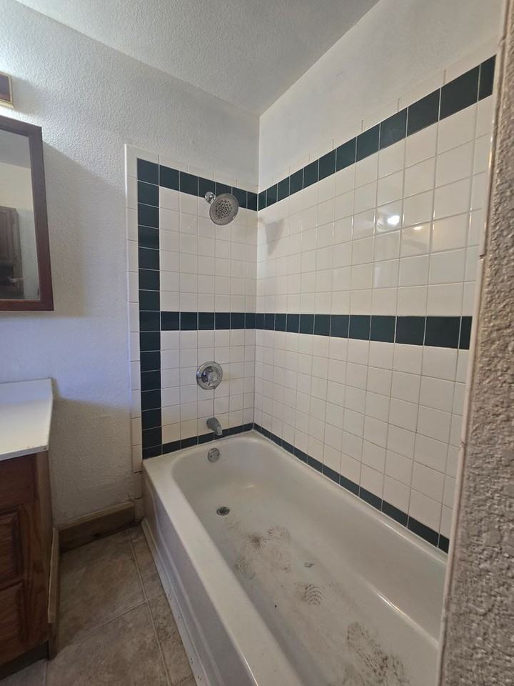 105 E Drummond St - Photo 2 of 37