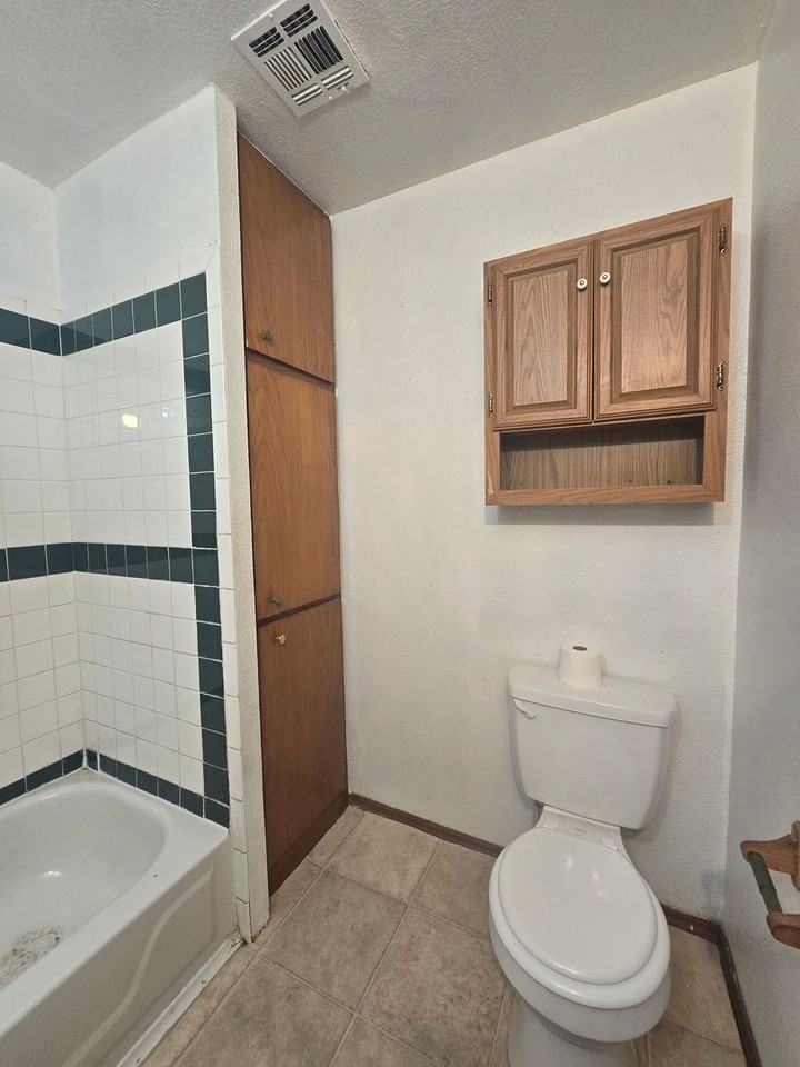 105 E Drummond St - Photo 4 of 37