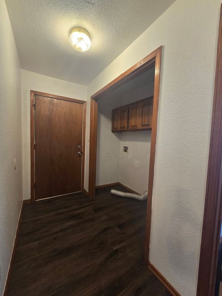 105 E Drummond St - Photo 5 of 37