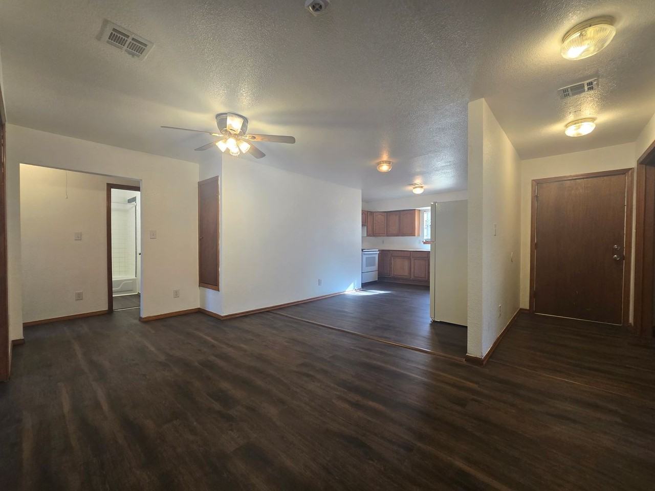 105 E Drummond St - Photo 6 of 37