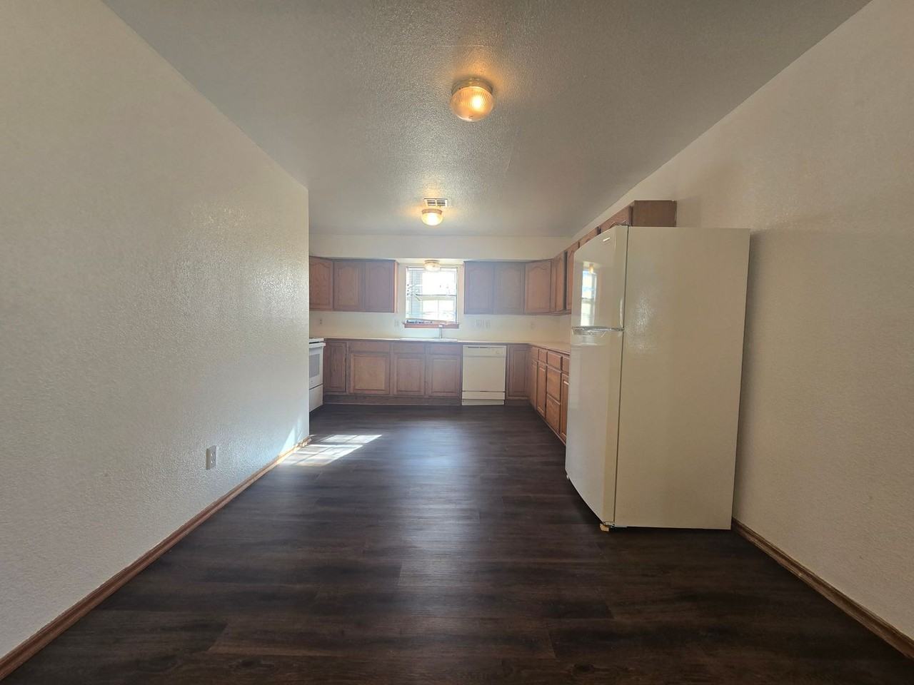 105 E Drummond St - Photo 7 of 37