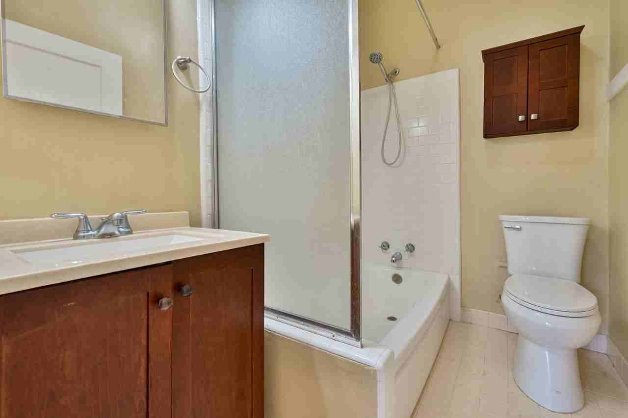 2728 T St - Photo 4 of 25