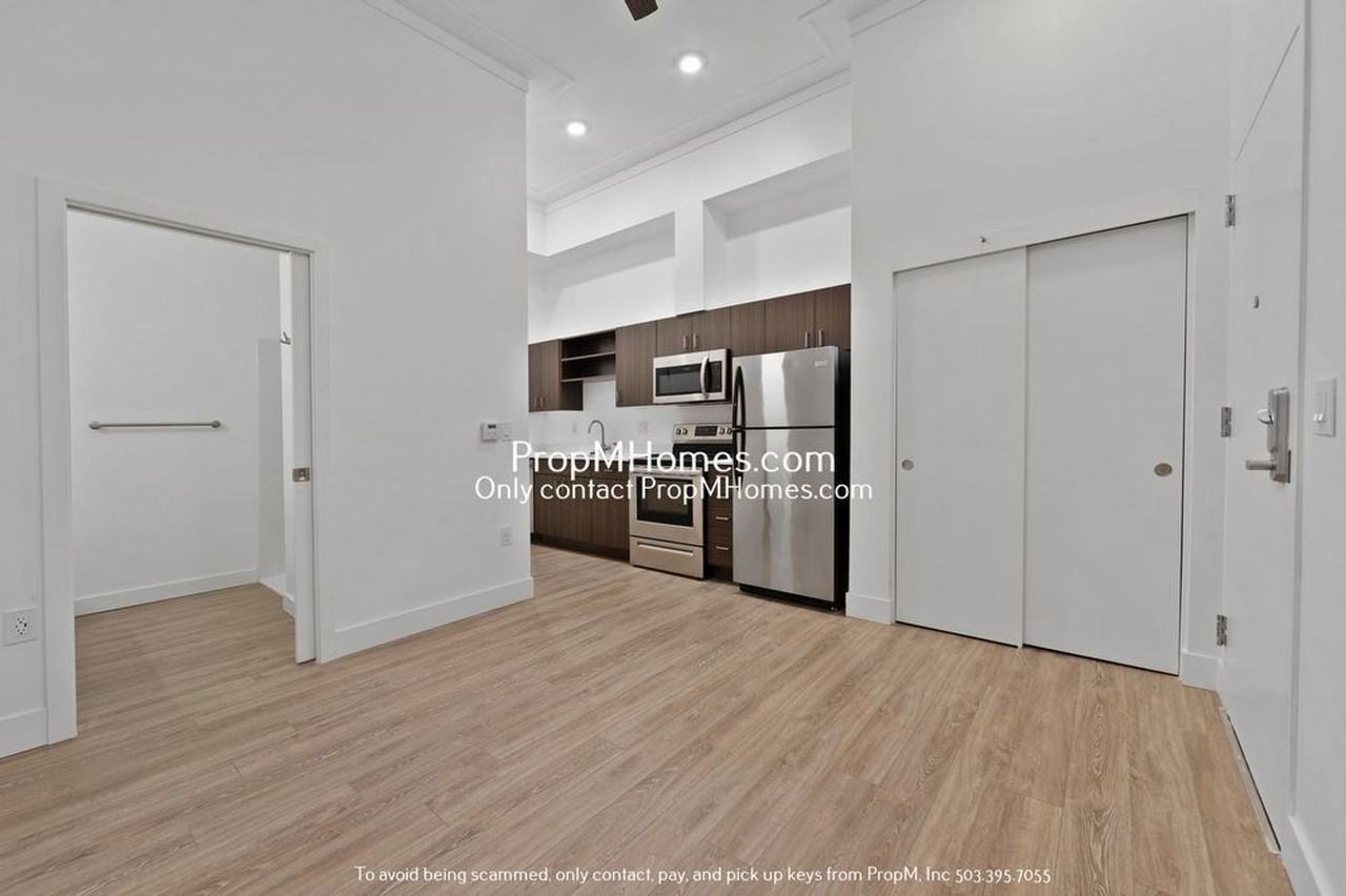 1825 Se 50th Ave #103 - Photo 3 of 17