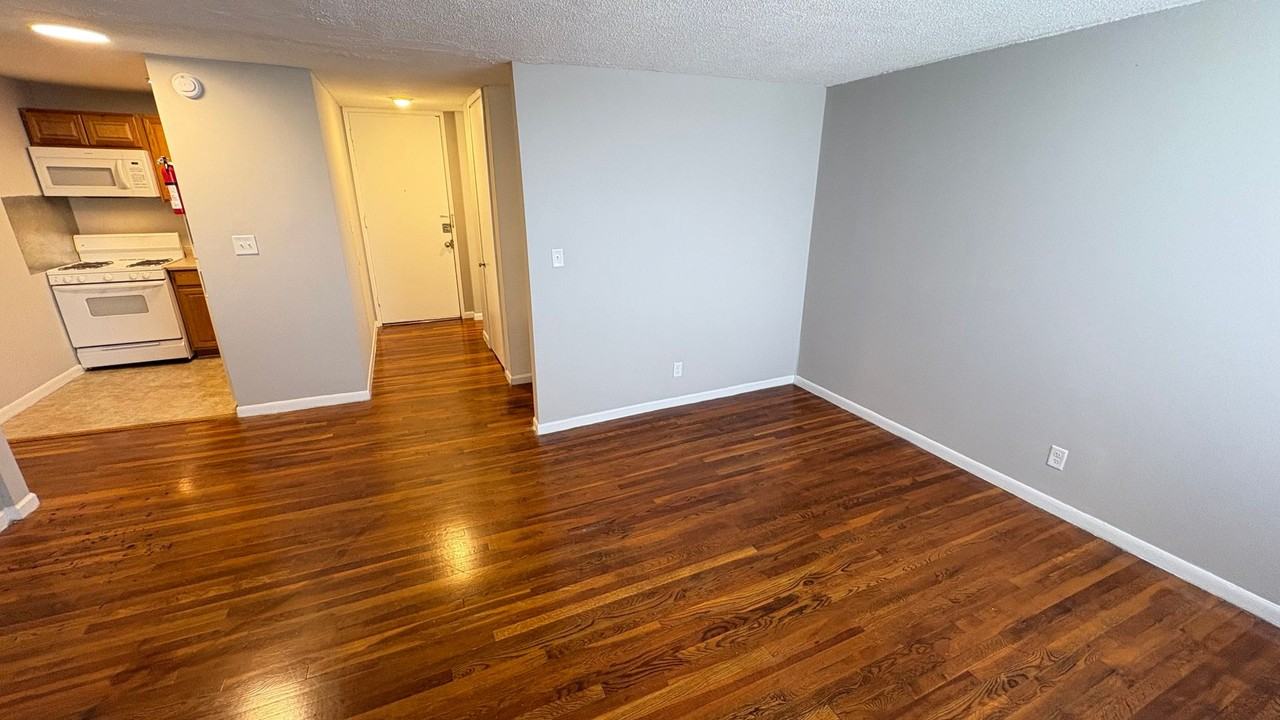 Marquette Apartments East-MASTER - Photo 6 of 27