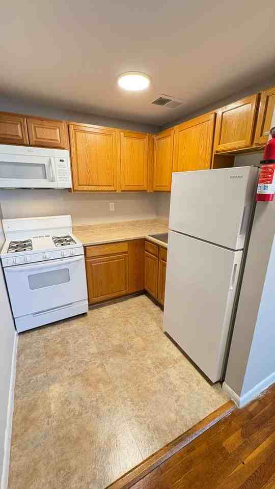 Marquette Apartments East-MASTER - Photo 7 of 27