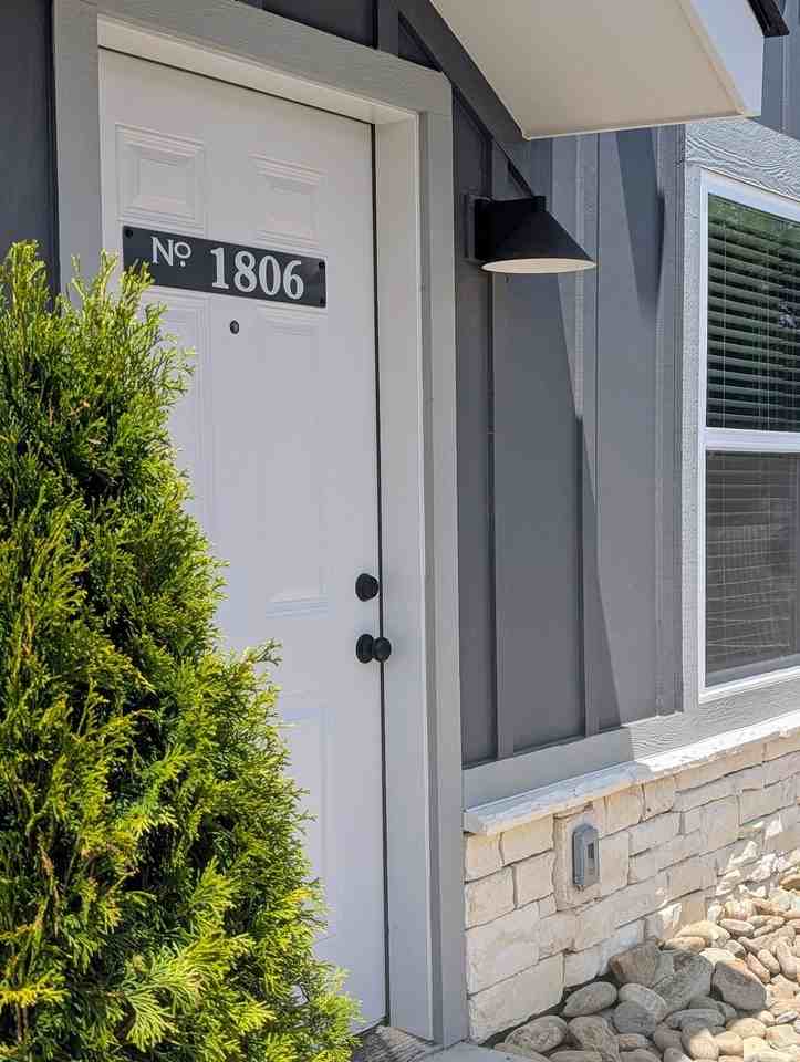 Brand New 2 Bedroom 1.5 Apartment - Photo 3 of 3