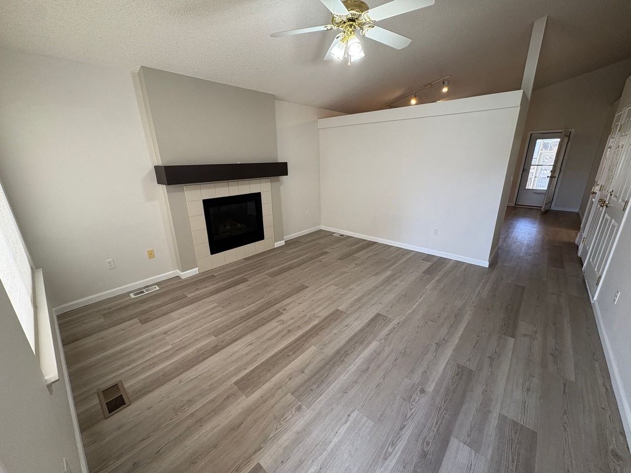 1910 Fountain Ct - Photo 4 of 19