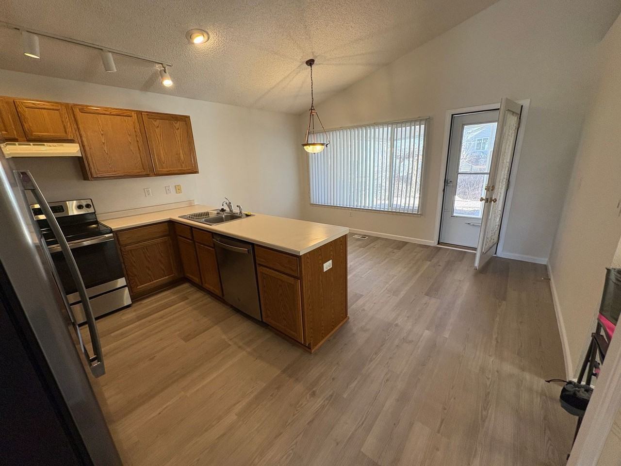 1910 Fountain Ct - Photo 3 of 19