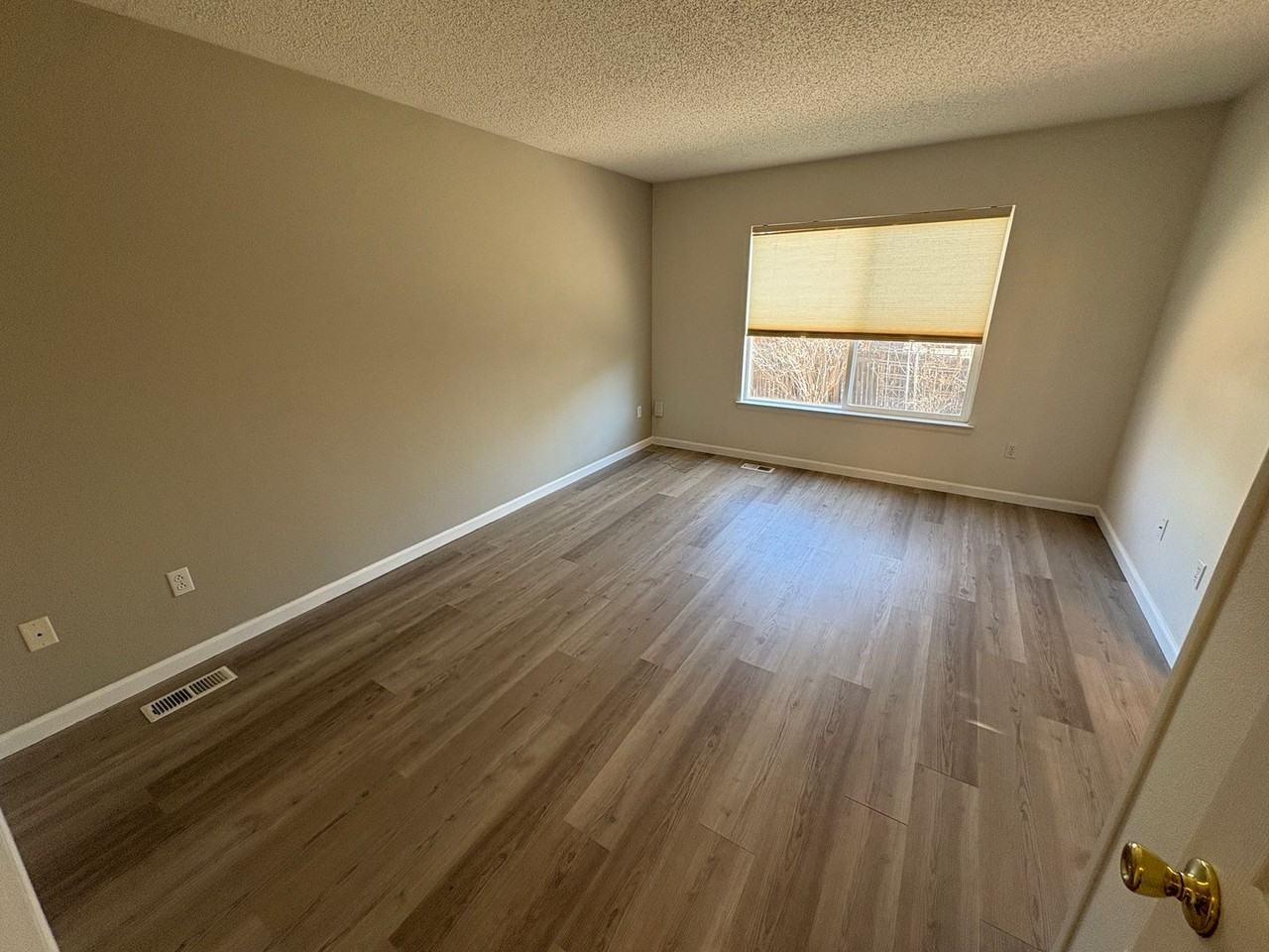 1910 Fountain Ct - Photo 6 of 19