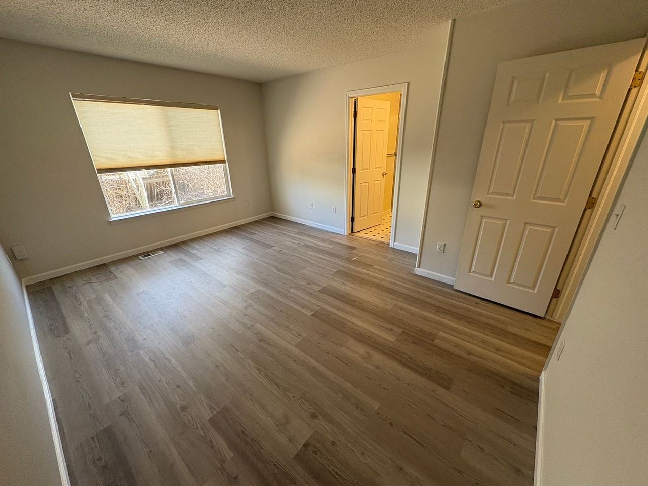 1910 Fountain Ct - Photo 7 of 19