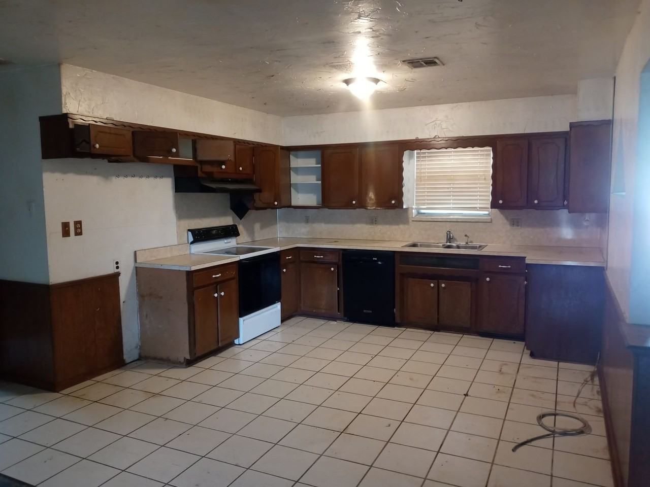 2109 Ridgewood Dr - Photo 2 of 4