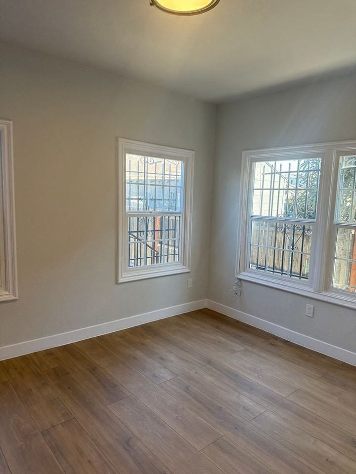 1607 W 49th St. - Photo 3 of 23