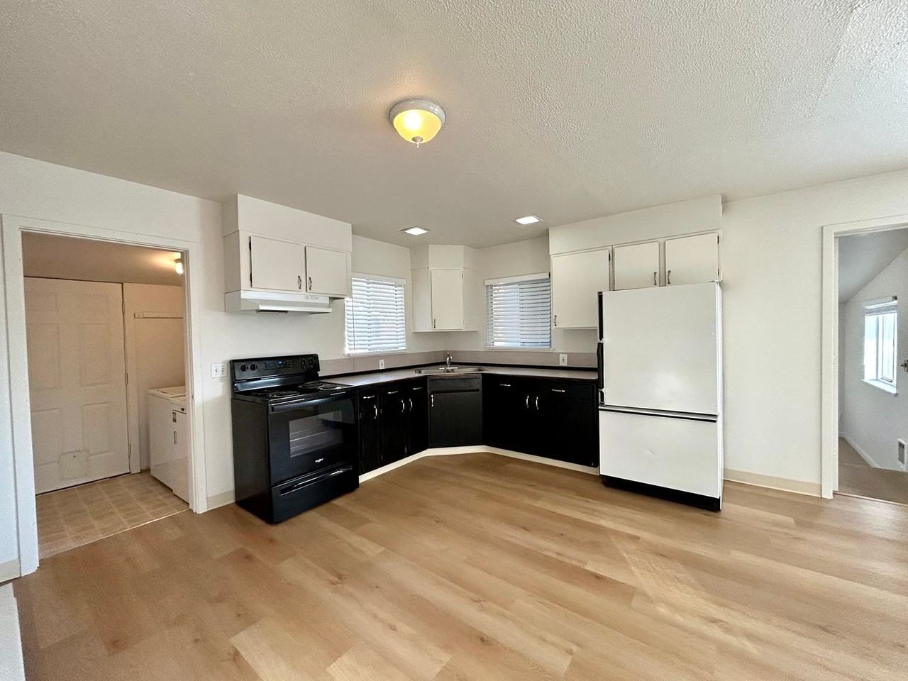 308 N Pacific St - Photo 4 of 17