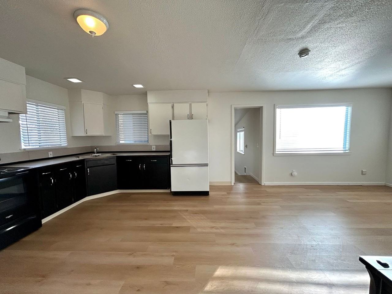 308 N Pacific St - Photo 5 of 17