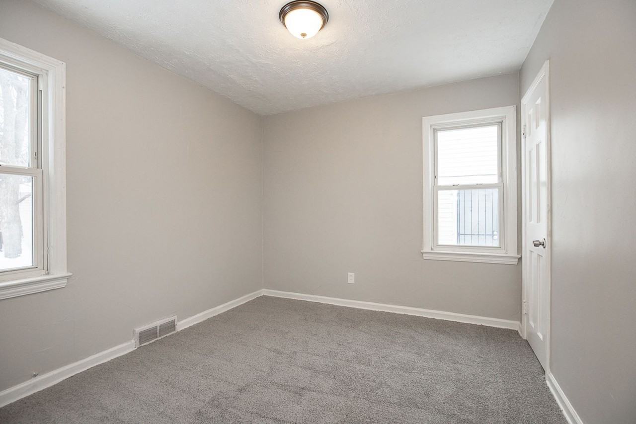 2484 Greenvale Rd - Photo 3 of 20