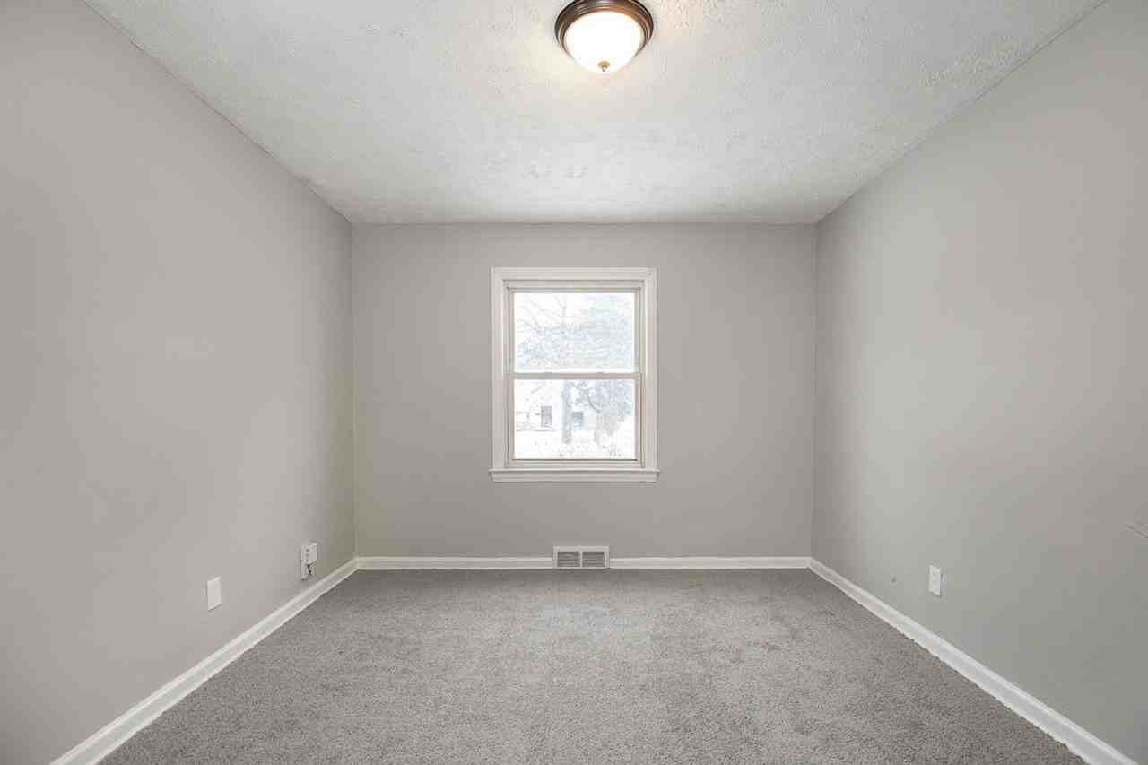 2484 Greenvale Rd - Photo 6 of 20