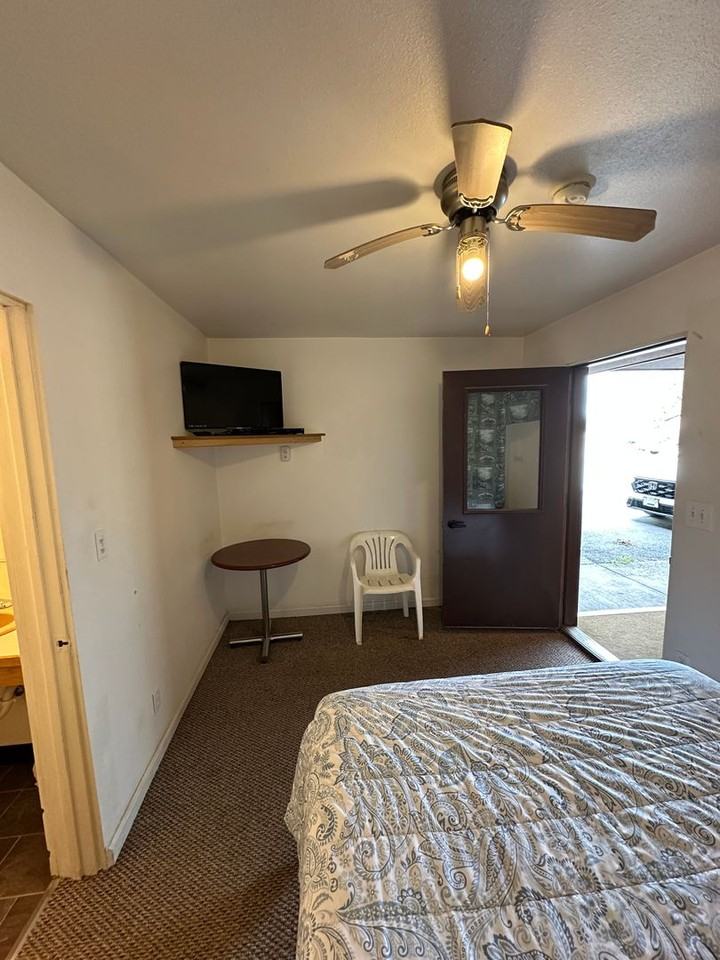 Roadside Inn - Photo 2 of 8