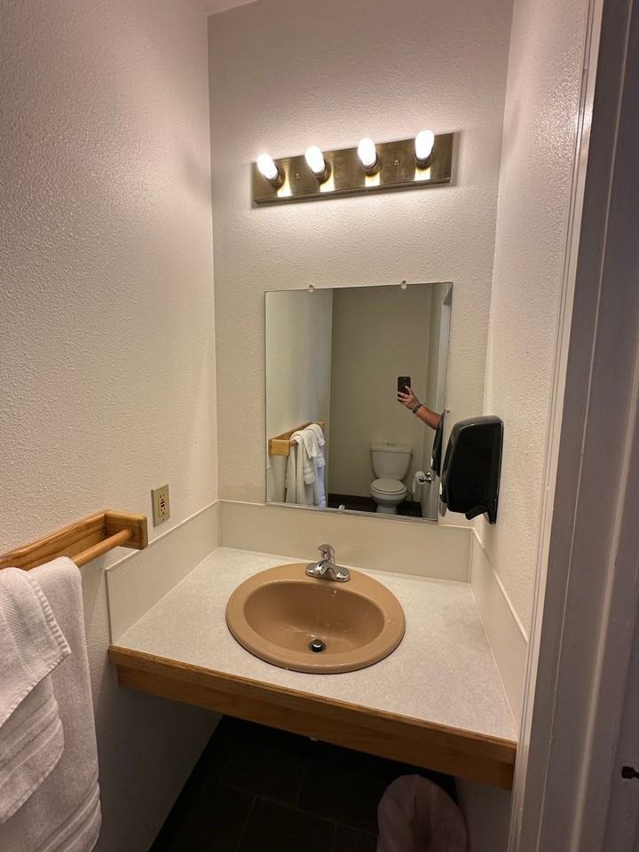 Roadside Inn - Photo 3 of 8