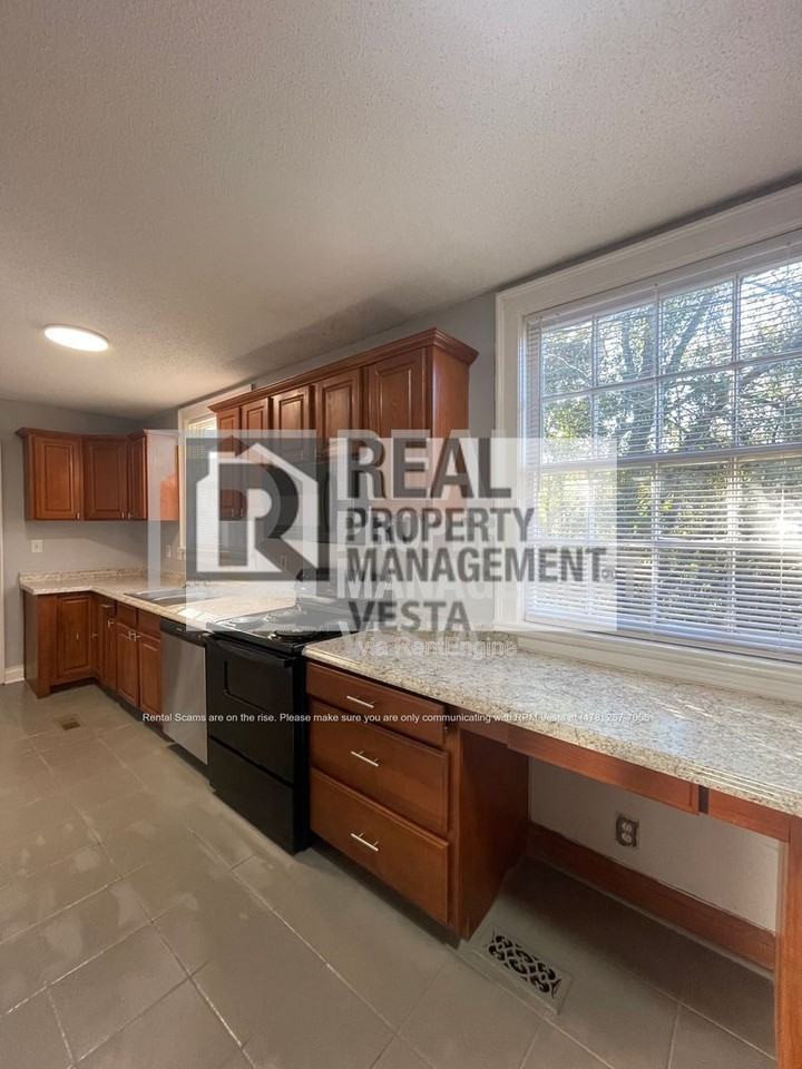 1256 Winton Ave - Photo 4 of 19