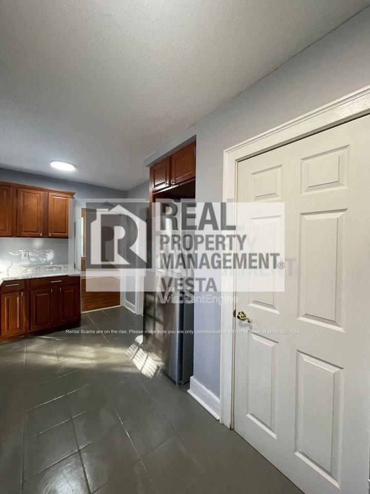 1256 Winton Ave - Photo 5 of 19