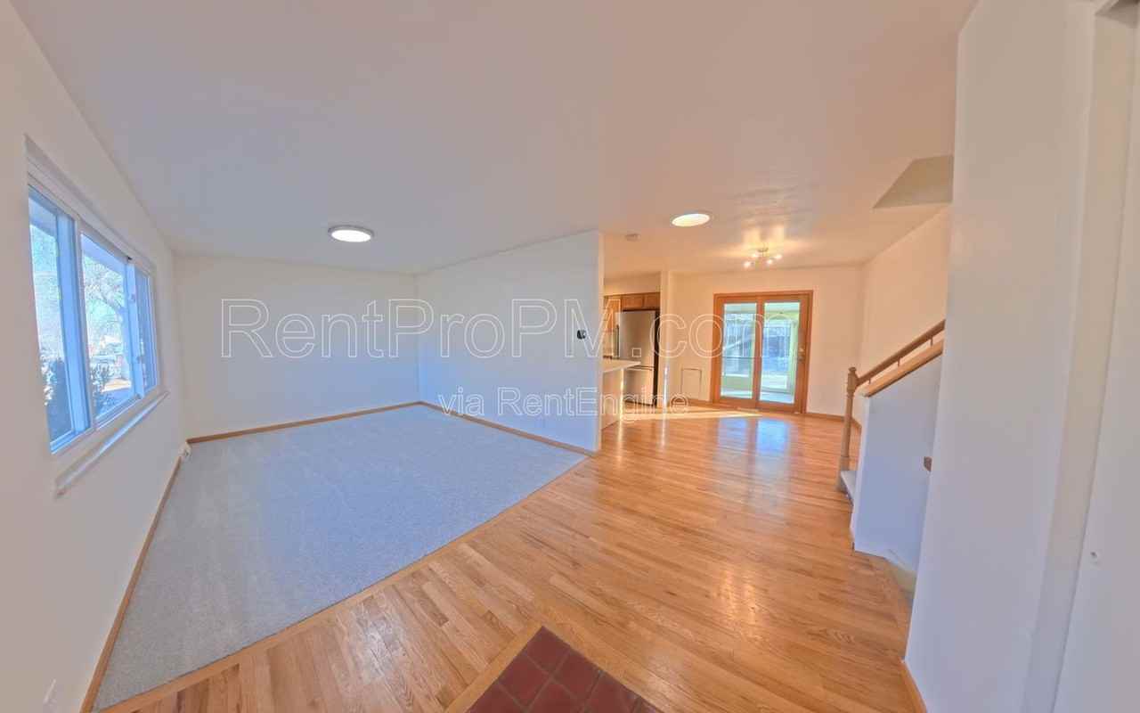 1028 Skyline Dr - Photo 2 of 24