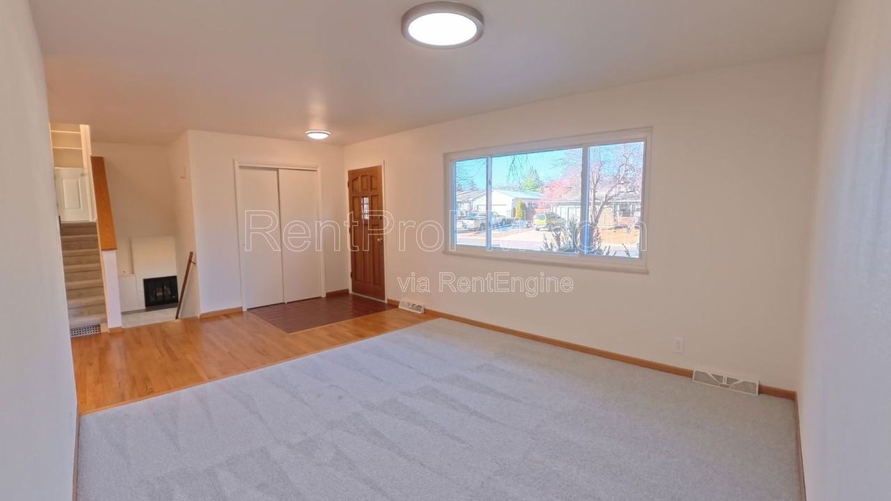 1028 Skyline Dr - Photo 3 of 24