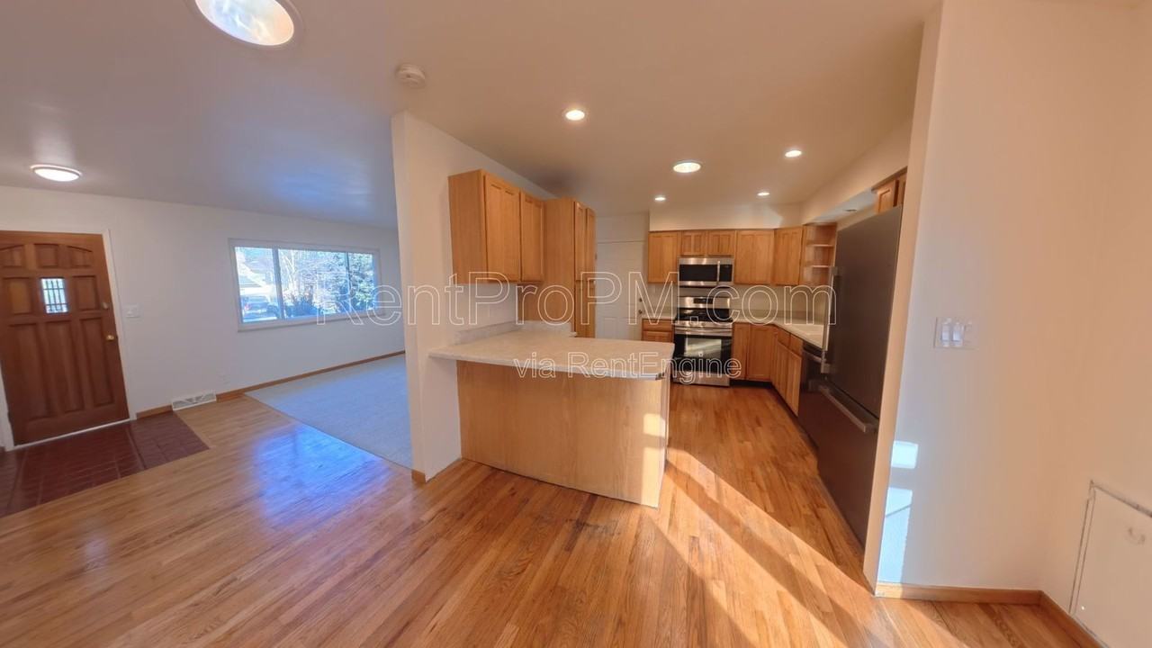 1028 Skyline Dr - Photo 4 of 24