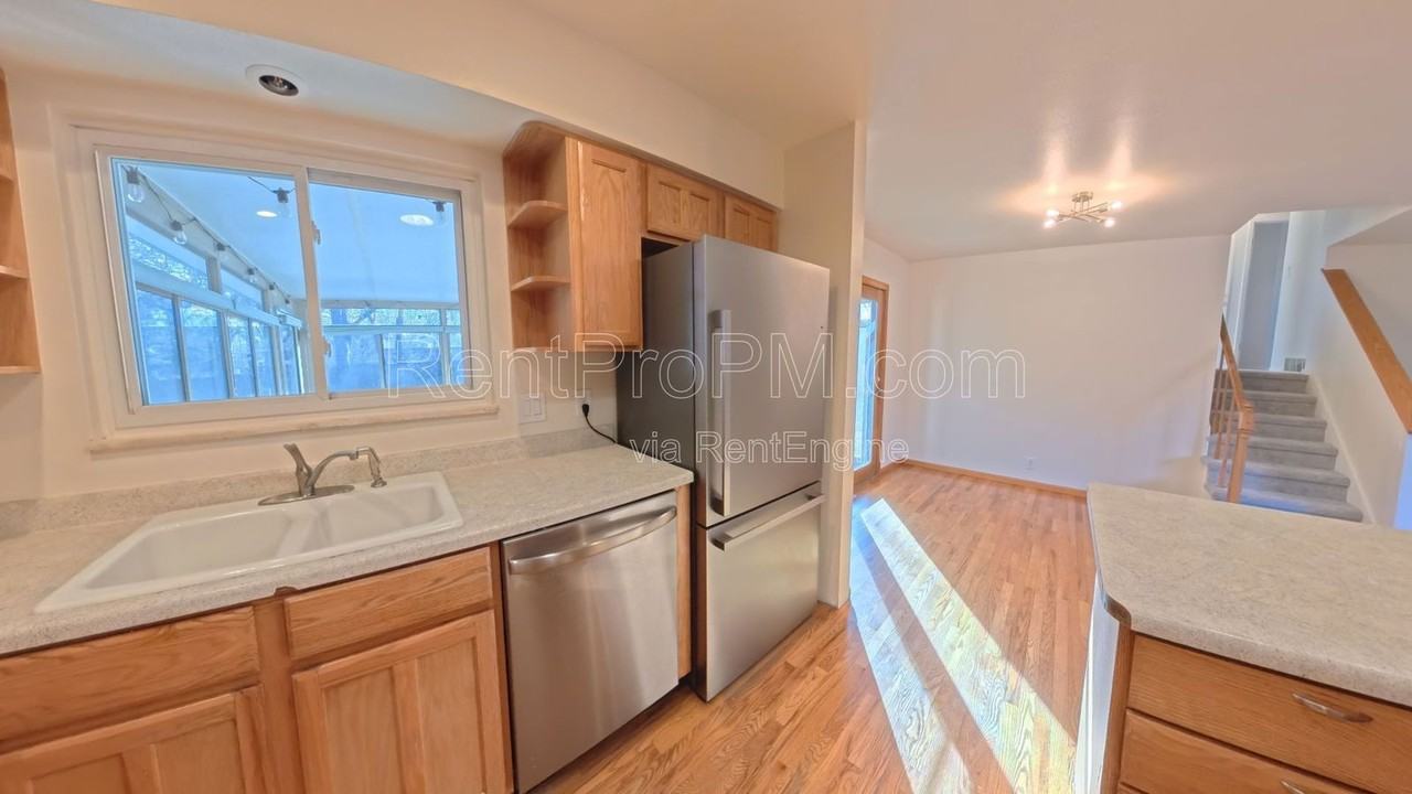 1028 Skyline Dr - Photo 6 of 24