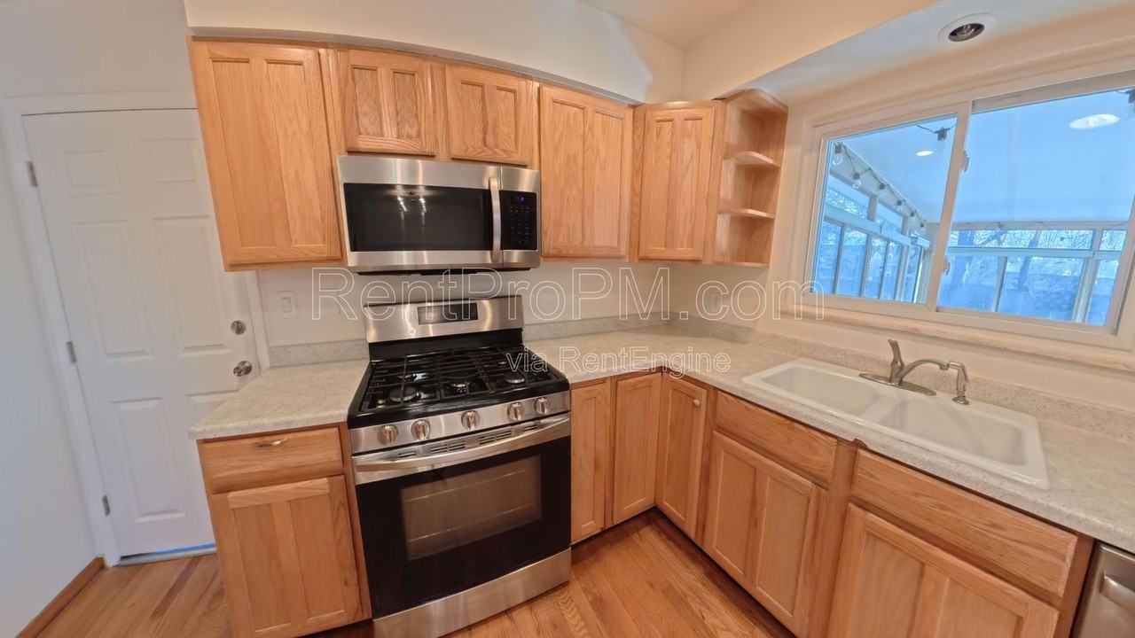 1028 Skyline Dr - Photo 7 of 24