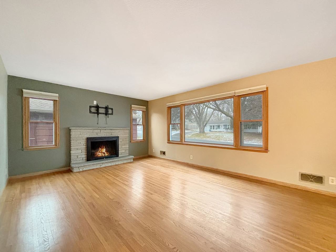 303 Monroe Ave S - Photo 5 of 33