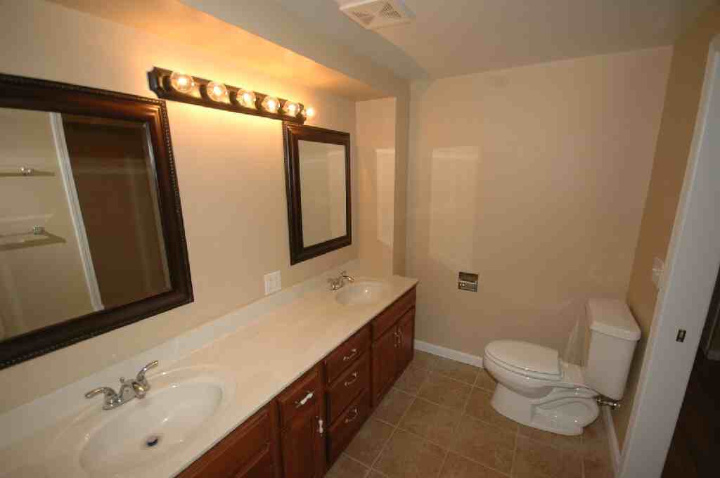 351 S Mansfield St #1 - Photo 4 of 10