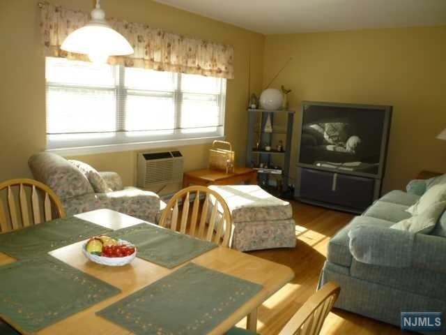 223 N Maple Ave - Photo 2 of 9