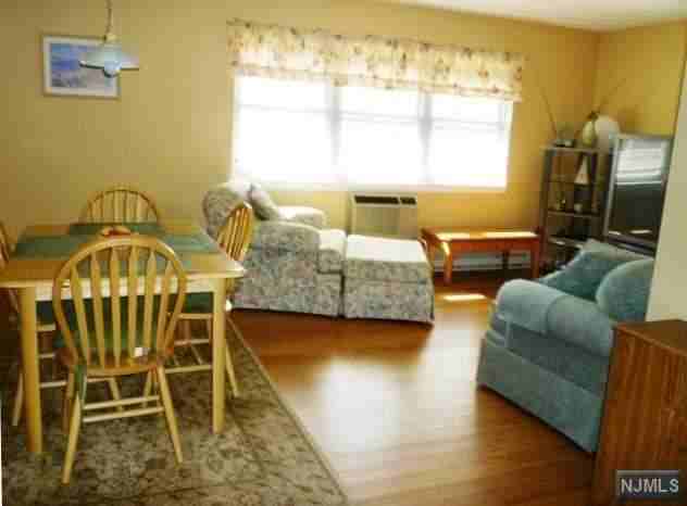 223 N Maple Ave - Photo 3 of 9