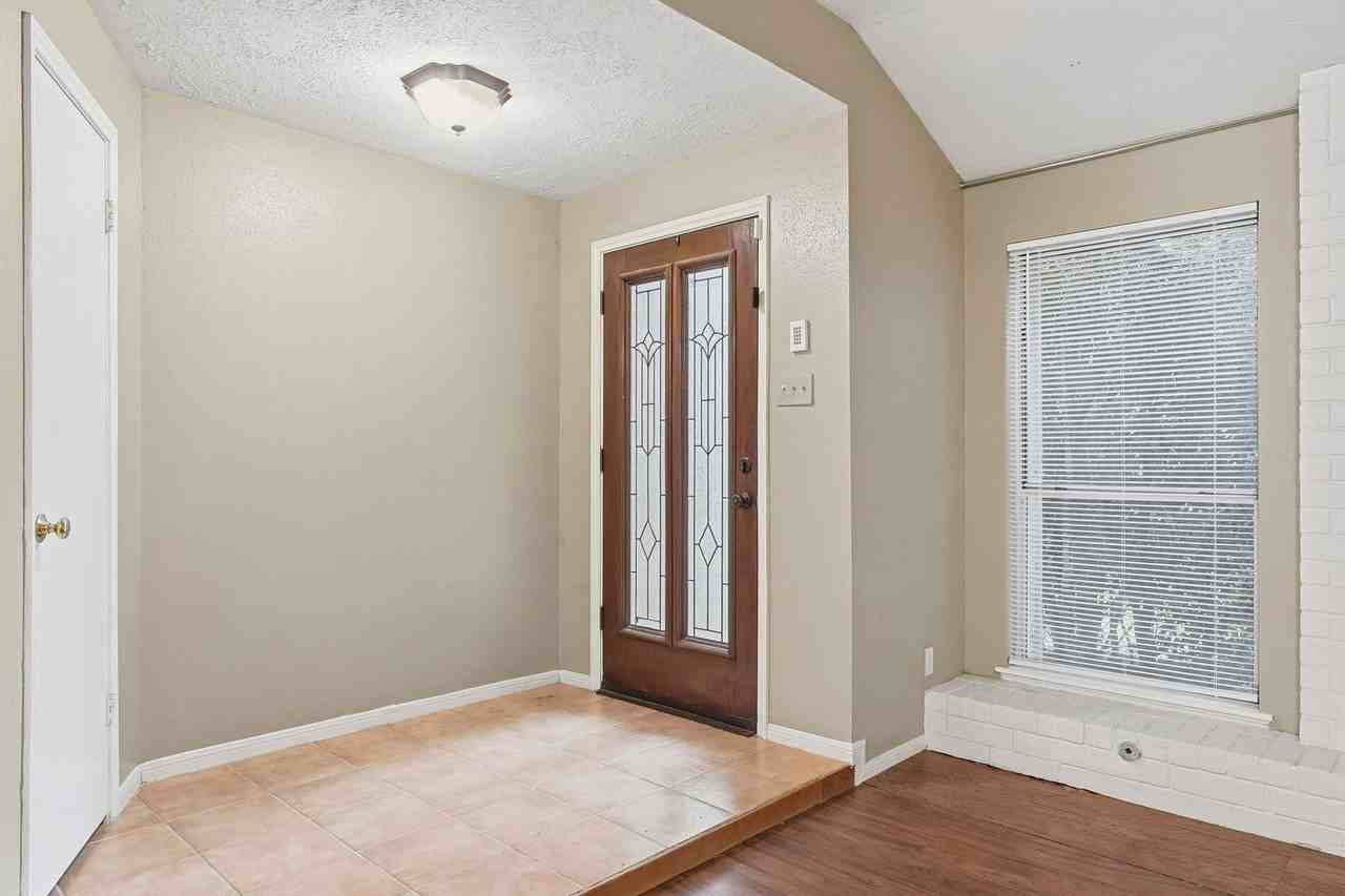 21739 Park Bend Dr - Photo 4 of 25