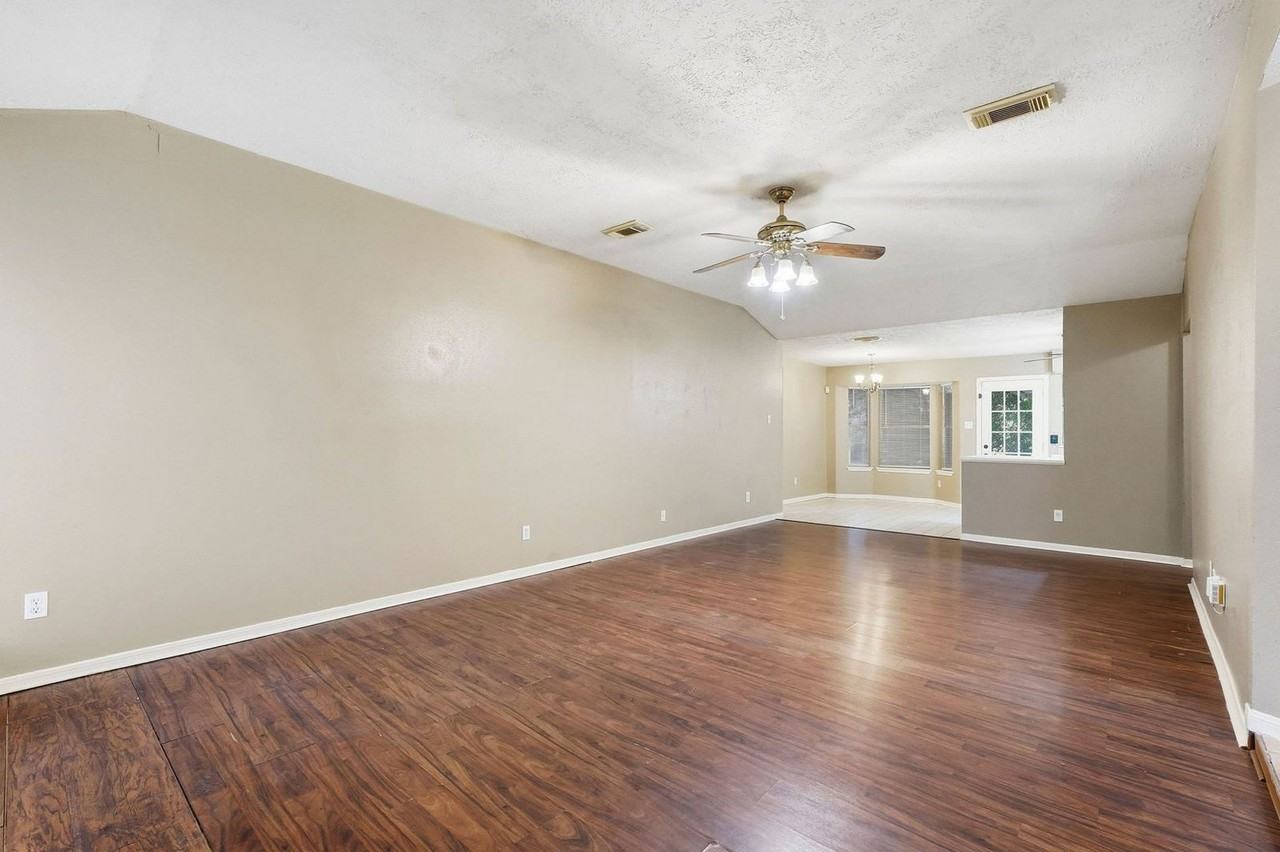 21739 Park Bend Dr - Photo 5 of 25