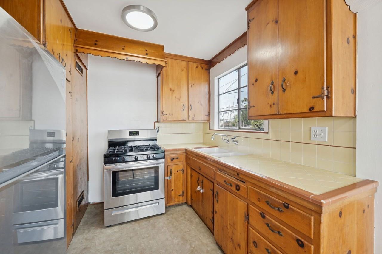 11613 Moorpark St #5 - Photo 6 of 19