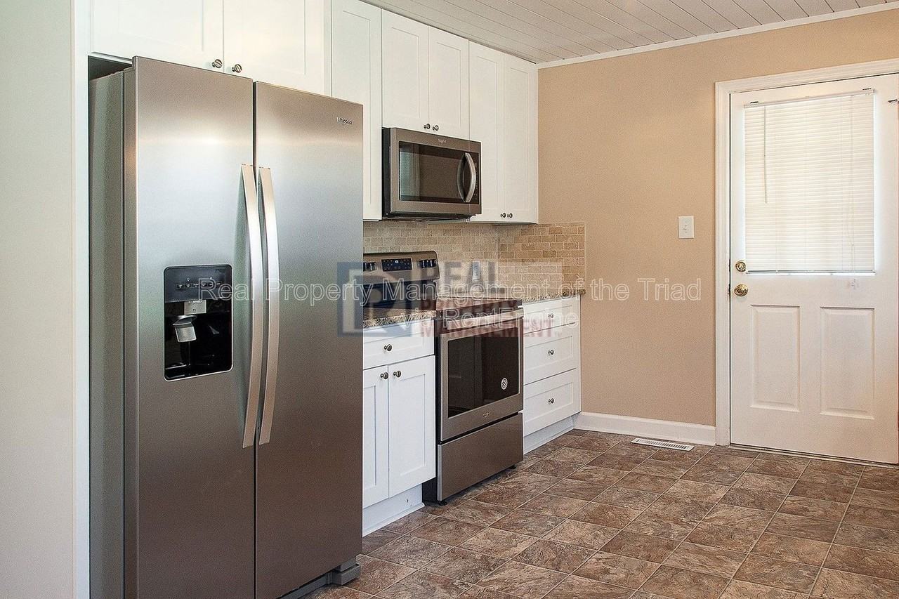 2748 Lyndhurst Ave - Photo 3 of 21