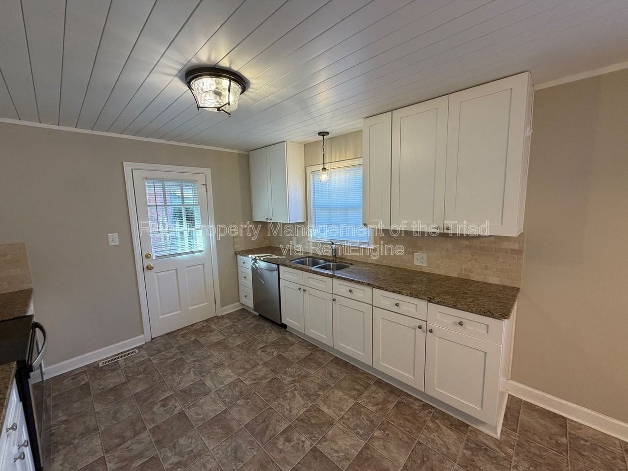 2748 Lyndhurst Ave - Photo 4 of 21