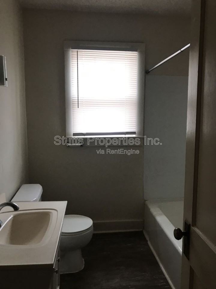 903 E 8th St - Photo 6 of 7