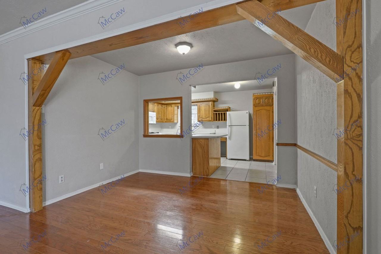 213 Gregory Dr - Photo 4 of 16