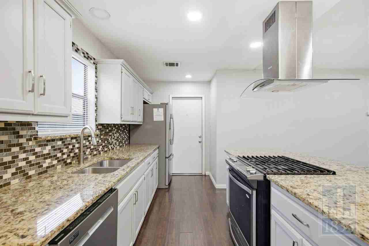 401 Oakridge Pass - Photo 3 of 48