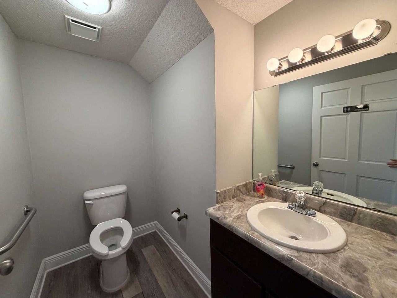 4300 Bayou Blvd #7 - Photo 5 of 9