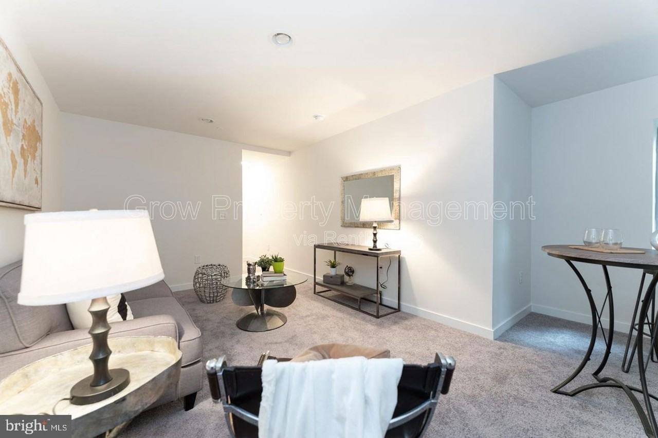 2142 Kensington Walk - Photo 3 of 46