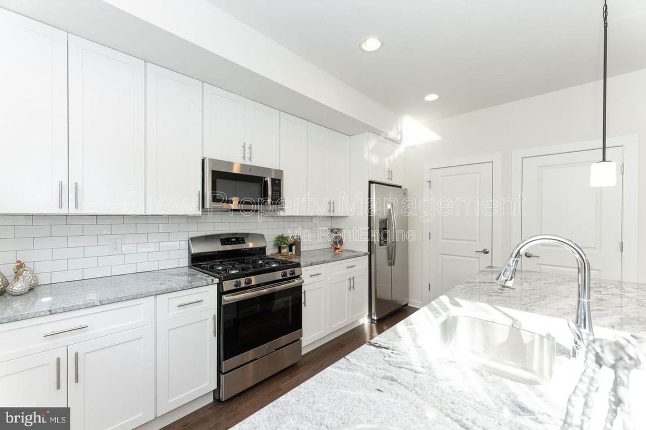 2142 Kensington Walk - Photo 7 of 46