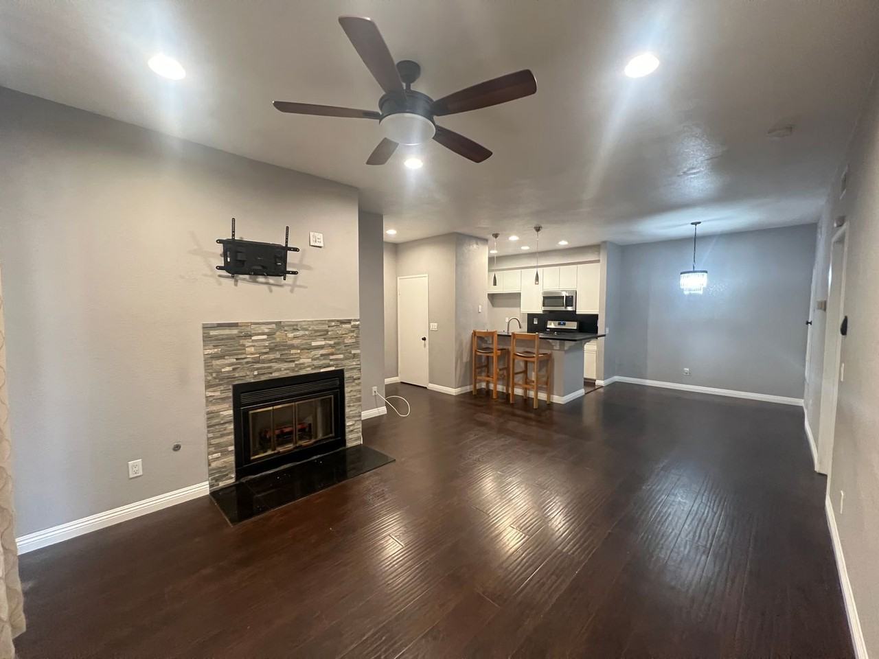 10631 Lakeside Dr S #E - Photo 4 of 27