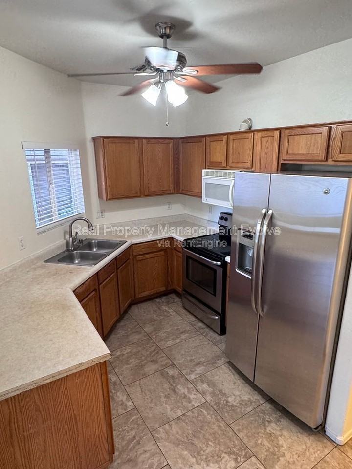 3734 W Oregon Ave - Photo 4 of 22