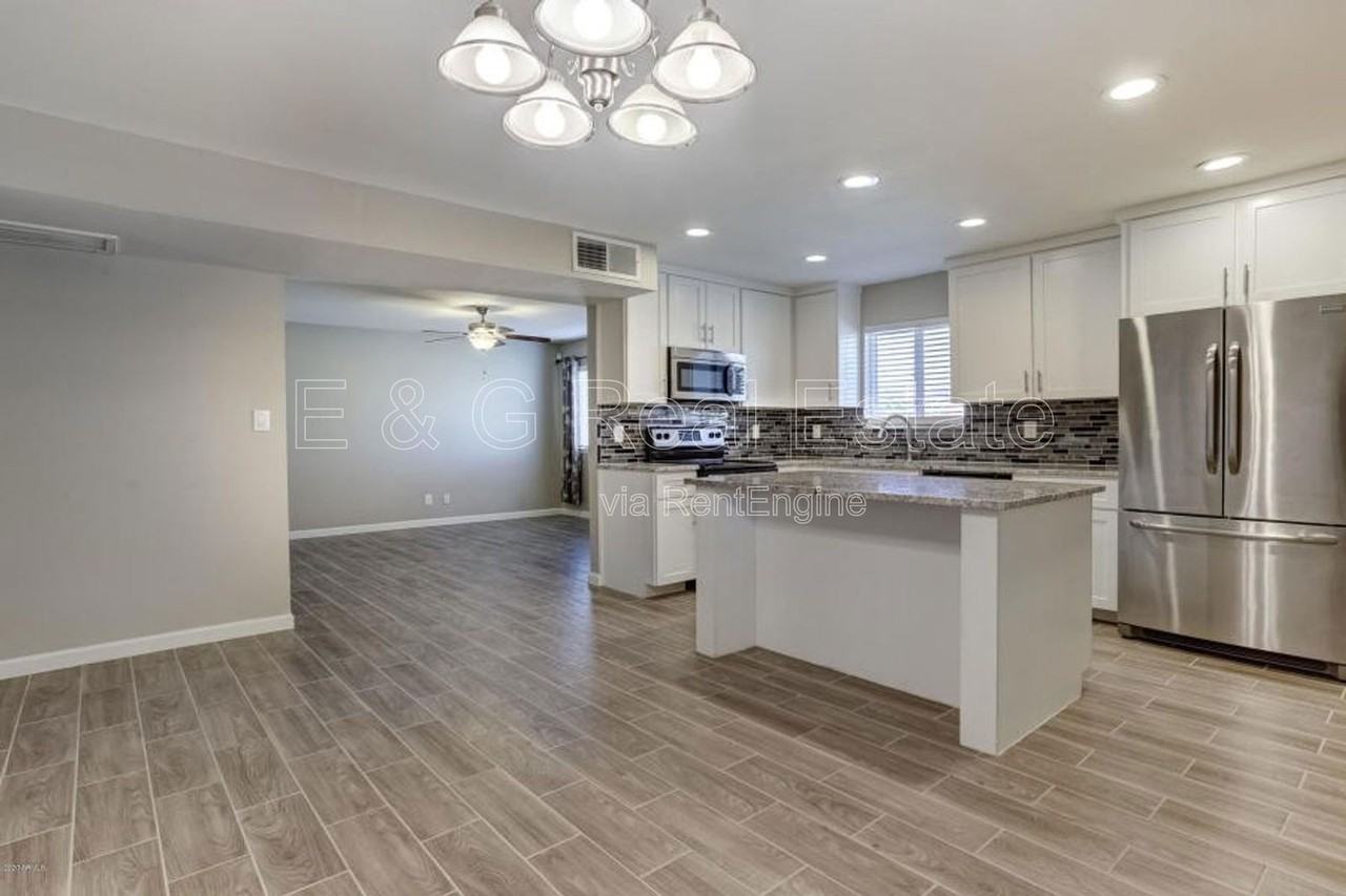 1527 W Huntington Dr