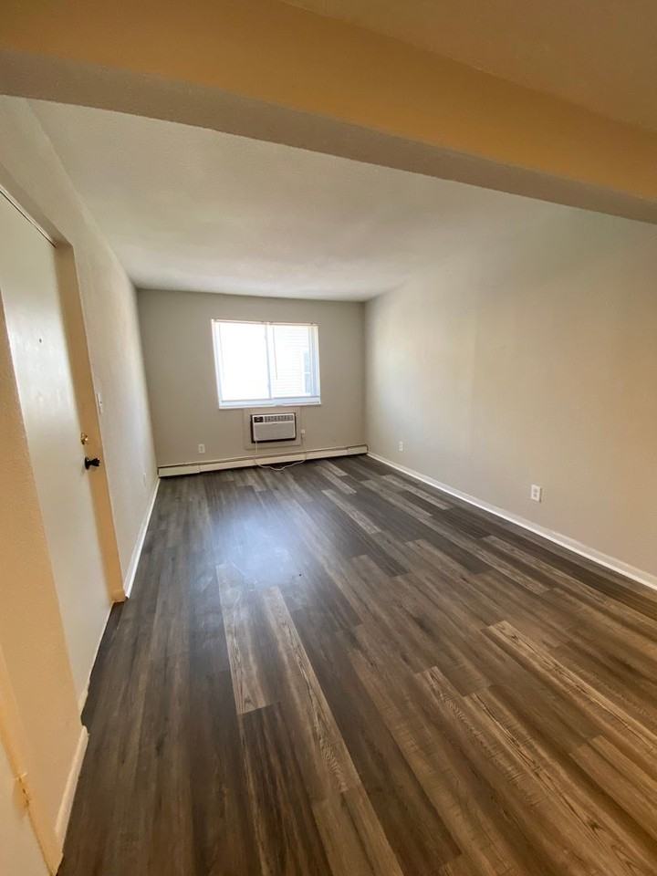 2036 Wayne Ave #C - Photo 4 of 13