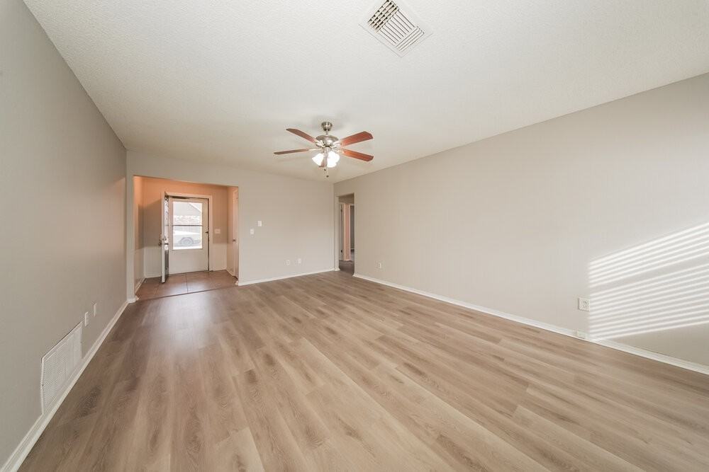 1212 Se 11th St - Photo 3 of 16